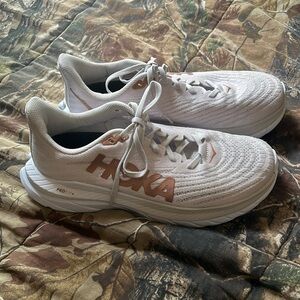 Cream hoka Mach 5